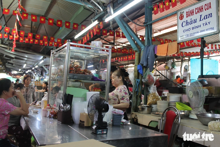 Bánh canh cua Châu Lan giá lên đến 120.000 đồng một tô có gì đặc biệt? - Ảnh 2. Bánh canh cua Châu Lan chợ Bình Tây nức tiếng gần nửa thế kỷ - Ảnh 2.