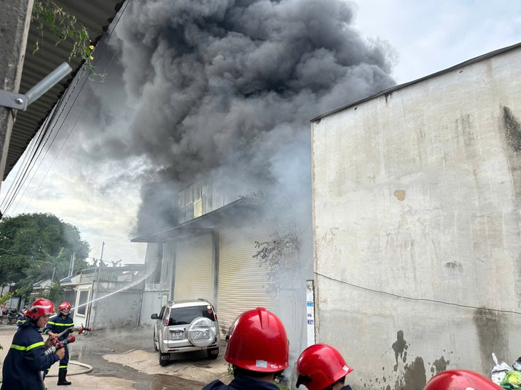 Xưởng phế liệu nằm cạnh dãy trọ bốc cháy ngùn ngụt - Ảnh 2. Xưởng phế liệu - Ảnh 2.
