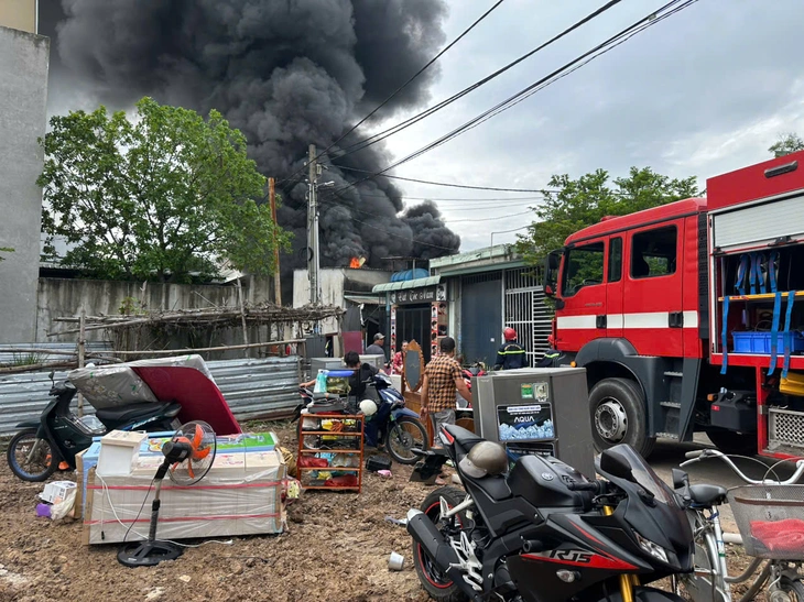 Xưởng phế liệu nằm cạnh dãy trọ bốc cháy ngùn ngụt - Ảnh 4. Xưởng phế liệu - Ảnh 4.