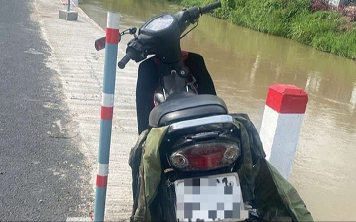 Xe khách va chạm với xe máy lao xuống mương, hành khách trên xe được người dân cứu - Ảnh 2.
