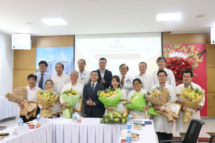 Ê kíp thông tim bào thai cho sản phụ người Singapore nhận bằng khen của bộ trưởng Bộ Y tế - Ảnh 3.