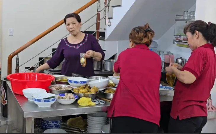 Mì Quảng Sâm: Từ quán mì lề đường đến ngày bán cả ngàn tô - Ảnh 2. Mì Quảng Sâm, từ quán lề đường đến ngày cả ngàn tô - Ảnh 3.