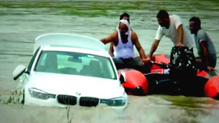 Bố tặng con BMW, 'cậu ấm' thả xe trôi sông để đòi Jaguar, nhận ngay kết đắng - Ảnh 1. Bố tặng con BMW, 'cậu ấm' thả xe trôi sông để đòi Jaguar, nhận ngay kết đắng - Ảnh 1.