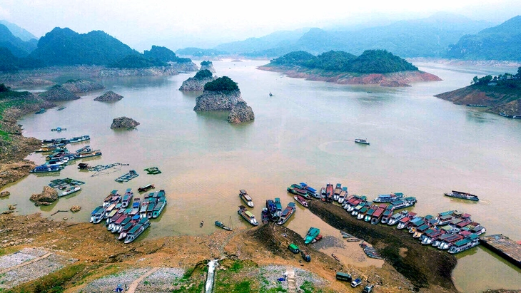 Mực nước hồ thủy điện Hòa Bình xuống thấp, vì sao? - Ảnh 1.