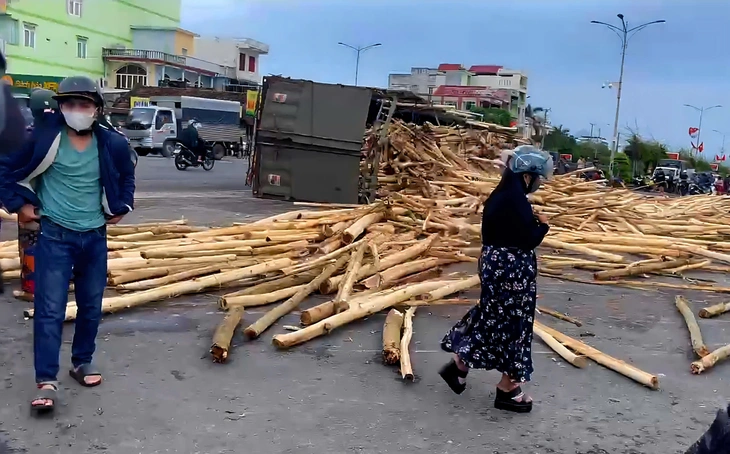 Xe tải chở gỗ keo lật, đè chết 1 thiếu niên - Ảnh 1.