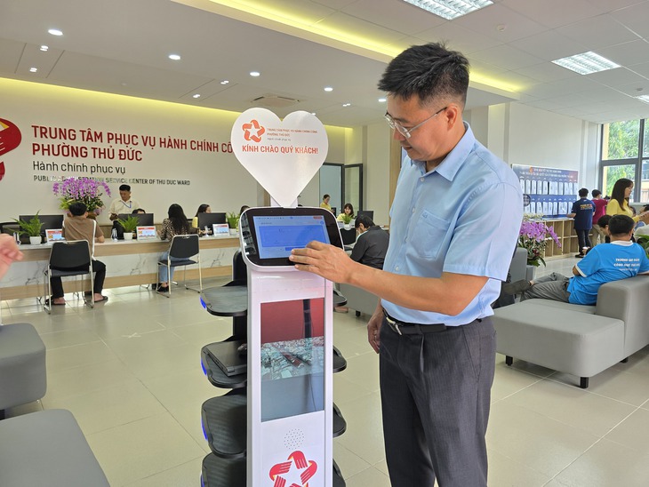 Thú vị robot phục vụ tại Trung tâm phục vụ hành chính công phường Thủ Đức- Ảnh 4. Thú vị robot phục vụ tại Trung tâm phục vụ hành chính công phường Thủ Đức - Ảnh 4.