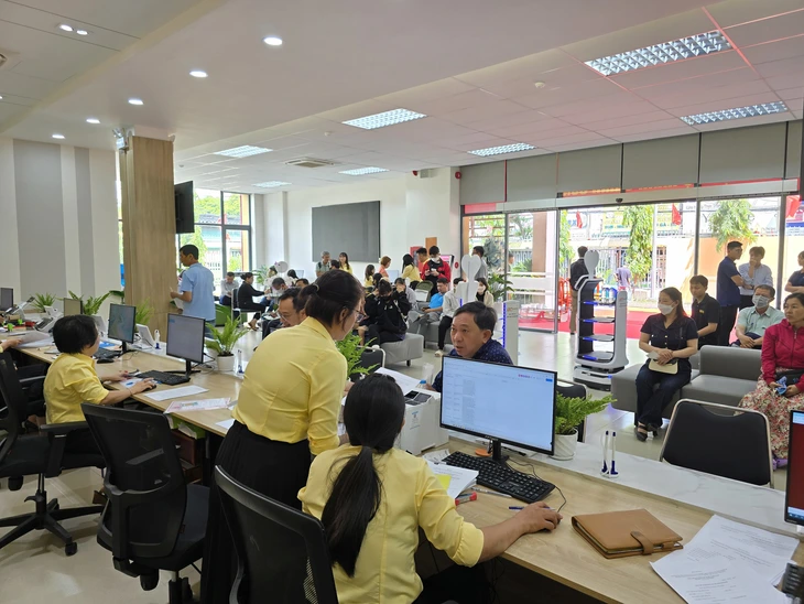 Thú vị robot phục vụ tại Trung tâm phục vụ hành chính công phường Thủ Đức- Ảnh 3. Thú vị robot phục vụ tại Trung tâm phục vụ hành chính công phường Thủ Đức - Ảnh 3.