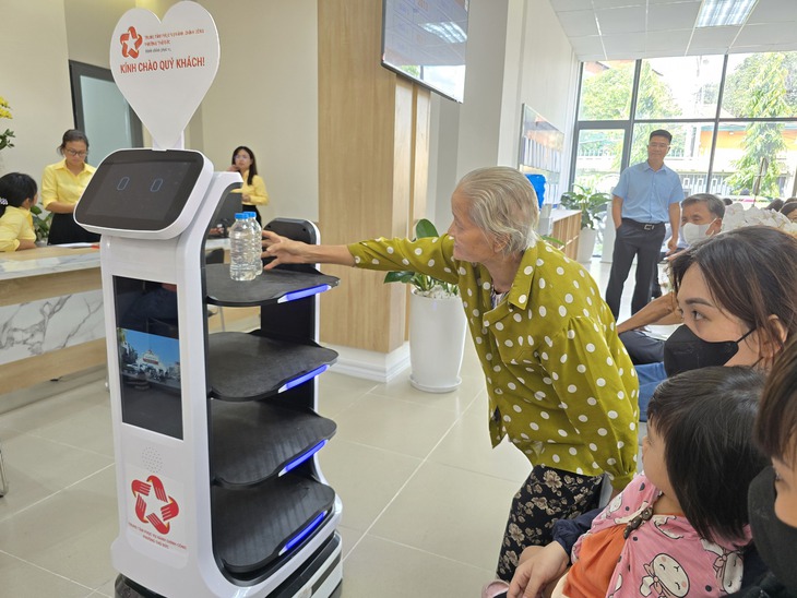 Thú vị robot phục vụ tại Trung tâm phục vụ hành chính công phường Thủ Đức- Ảnh 1. Thú vị robot phục vụ tại Trung tâm phục vụ hành chính công phường Thủ Đức - Ảnh 1.