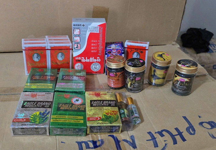 Công an TP.HCM bắt cặp vợ chồng sản xuất 70.000 chai dầu con Ó giả- Ảnh 3. dầu gió con ó - Ảnh 3.