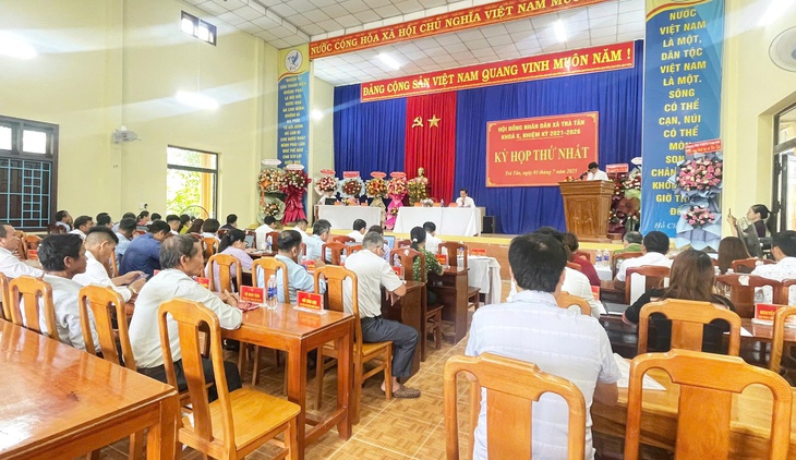 Ngày đầu vận hành chính quyền 2 cấp ở miền Trung, dân làm thủ tục đông tới trưa - Ảnh 7.