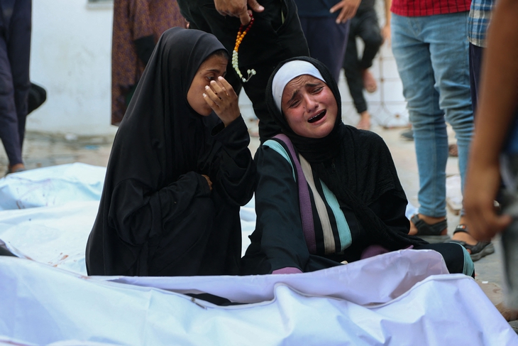 Israel không kích quán cà phê đông đúc ở Gaza, hơn 30 người thiệt mạng - Ảnh 1.