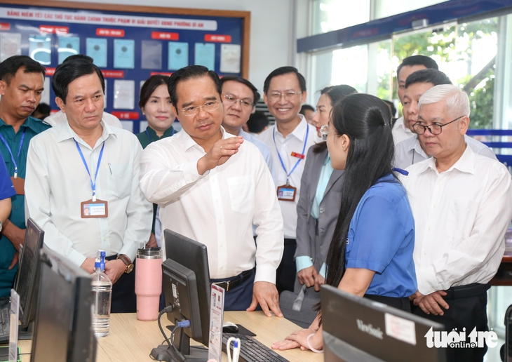 Chủ tịch UBND TP.HCM Nguyễn Văn Được khảo sát giờ làm việc đầu tiên của phường Dĩ An- Ảnh 1. Chủ tịch UBND TP.HCM Nguyễn Văn Được khảo sát giờ làm việc đầu tiên của phường Dĩ An- Ảnh 1.