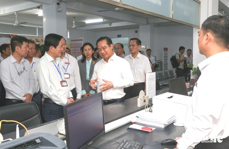 Chủ tịch UBND TP.HCM Nguyễn Văn Được khảo sát giờ làm việc đầu tiên của phường Dĩ An- Ảnh 3. Chủ tịch UBND TP.HCM Nguyễn Văn Được khảo sát giờ làm việc đầu tiên của phường Dĩ An- Ảnh 3.