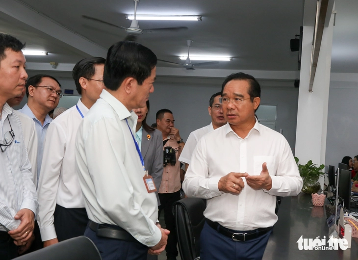 Chủ tịch UBND TP.HCM Nguyễn Văn Được khảo sát giờ làm việc đầu tiên của phường Dĩ An- Ảnh 4. Chủ tịch UBND TP.HCM Nguyễn Văn Được khảo sát giờ làm việc đầu tiên của phường Dĩ An- Ảnh 4.