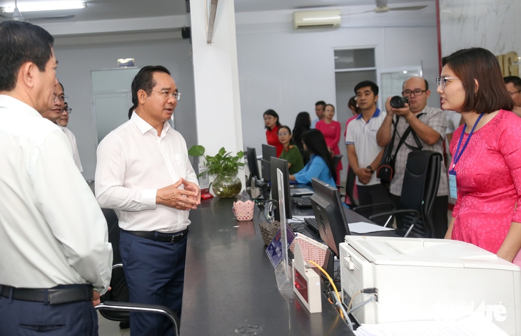 Chủ tịch UBND TP.HCM Nguyễn Văn Được khảo sát giờ làm việc đầu tiên của phường Dĩ An- Ảnh 5. Chủ tịch UBND TP.HCM Nguyễn Văn Được khảo sát giờ làm việc đầu tiên của phường Dĩ An- Ảnh 5.