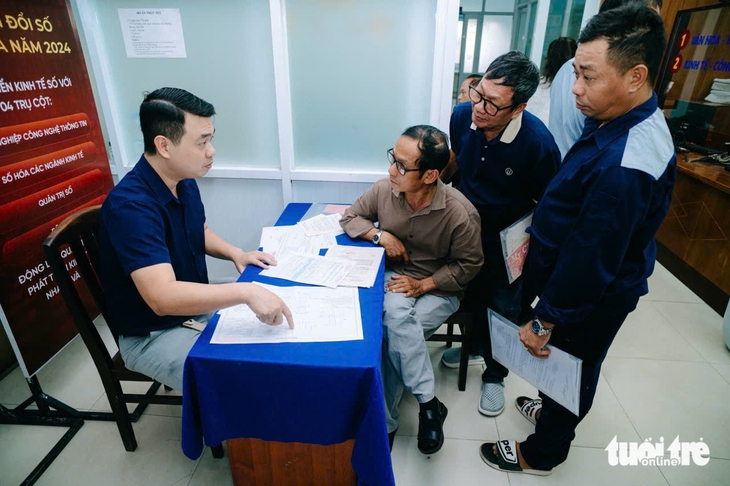 Nhộn nhịp người dân đến phường Tân Hưng, Bình Tân làm thủ tục ngày đầu hoạt động- Ảnh 3.