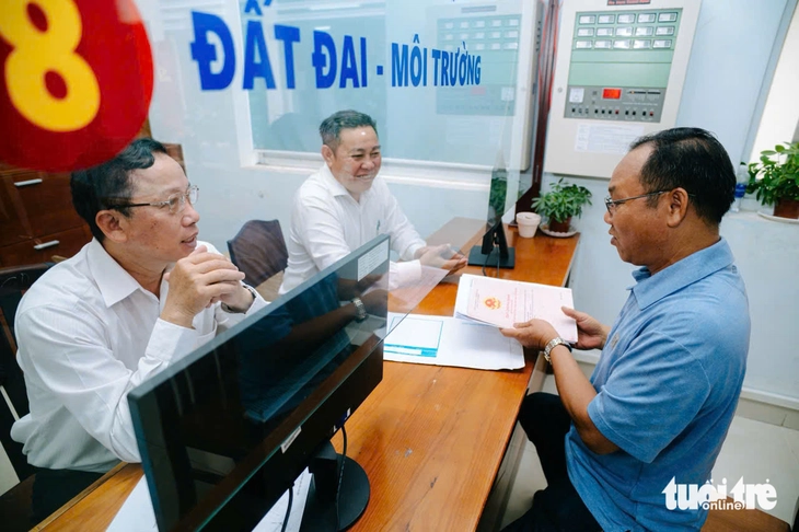 Nhộn nhịp người dân đến phường Tân Hưng, Bình Tân làm thủ tục ngày đầu hoạt động- Ảnh 6.