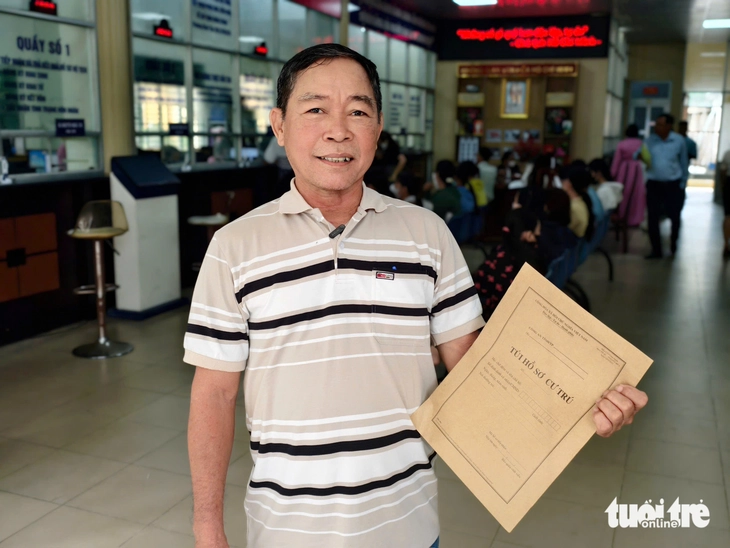 Nhộn nhịp người dân đến phường Tân Hưng, Bình Tân làm thủ tục ngày đầu hoạt động- Ảnh 10.