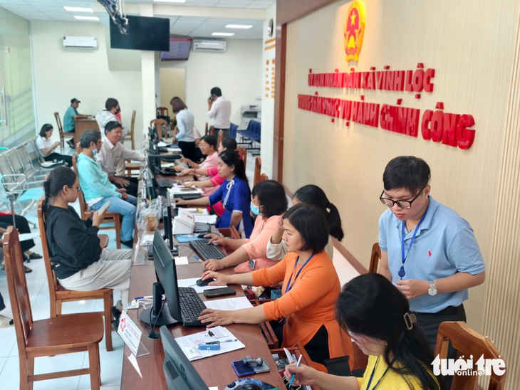 Nhộn nhịp người dân đến phường Tân Hưng, Bình Tân làm thủ tục ngày đầu hoạt động- Ảnh 11.