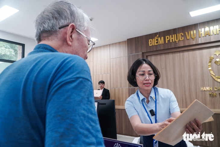 Ngày đầu tiên chính quyền 2 cấp ở Hà Nội: Thủ tục nhanh, người dân phấn khởi - Ảnh 8.