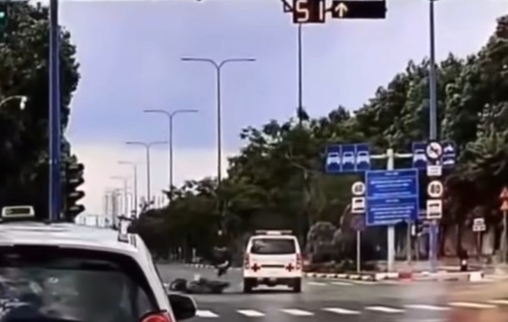 Xác minh clip xe cứu thương va chạm với xe máy tại giao lộ Mai Chí Thọ – Trần Não