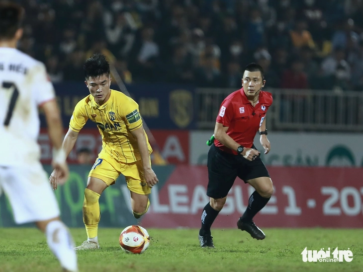 Trọng tài FIFA Hoàng Ngọc Hà: Thầy giáo tiểu học thiết lập kỷ lục 'Còi vàng' - Ảnh 4.