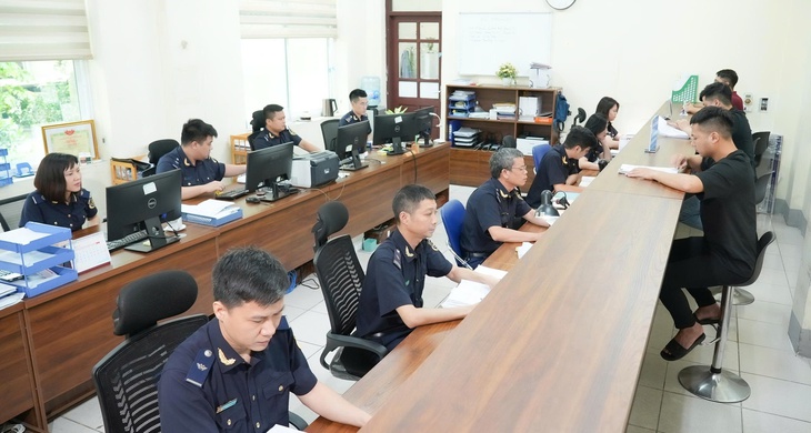 Hơn 50.000 tờ khai hải quan được giải quyết thành công ngày đầu áp dụng mô hình chính quyền 2 cấp - Ảnh 1.