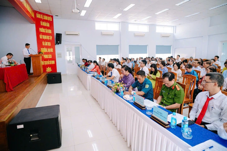 Nhộn nhịp người dân đến phường Tân Hưng, Bình Tân làm thủ tục ngày đầu hoạt động- Ảnh 4.