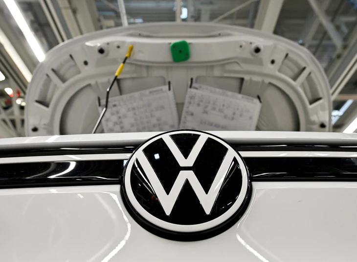 Tranh cãi logo hãng xe Volkswagen: Chữ V và W dính liền hay tách nhau? - Ảnh 1.