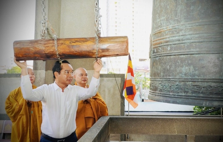 Chủ tịch Nguyễn Văn Được thỉnh chuông hòa bình cầu quốc thái dân an ở chùa Vĩnh Nghiêm - Ảnh 1. Chủ tịch Nguyễn Văn Được thỉnh chuông hòa bình cầu quốc thái dân an ở chùa Vĩnh Nghiêm - Ảnh 1.
