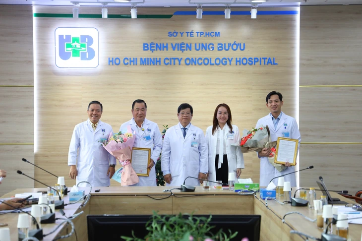 Cấp cứu bé gái bị hạ canxi máu trên máy bay: Trên chuyến bay hôm ấy, tôi không chỉ làm bác sĩ - Ảnh 1.