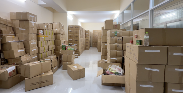 Công an TP.HCM bắt cặp vợ chồng sản xuất 70.000 chai dầu con Ó giả- Ảnh 2. dầu gió con ó - Ảnh 2.