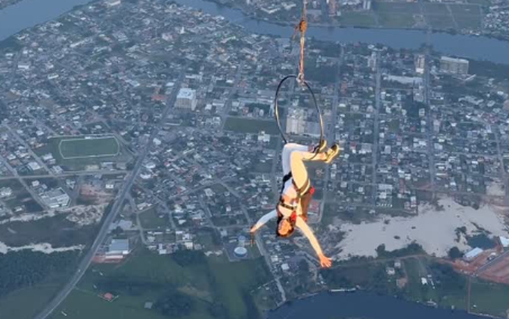 Người nhảy dù mắc vào đuôi máy bay ở độc cao 4.600m - Ảnh 2.