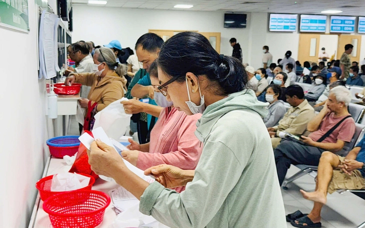 Bệnh nhân ung thư mừng rơn vì được lấy thuốc 3 tháng/lần - Ảnh 2.