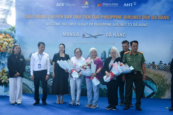 Phun vòi rồng đón 193 khách Hãng hàng không Philippine Airlines lần đầu đến Đà Nẵng - Ảnh 2.