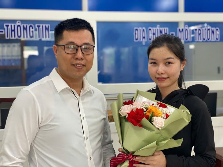 Người dân đến trụ sở xã, phường ngày đầu tại TP Đà Nẵng mới bất ngờ được… tặng hoa, chúc mừng - Ảnh 1.