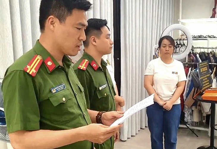 Bán hàng hiệu online doanh thu 'khủng' 834 tỉ đồng, bị tạm giữ vì trốn thuế 12,5 tỉ - Ảnh 1.