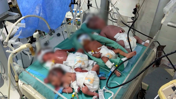 Gaza bên bờ thảm họa: Trẻ sơ sinh nằm chung lồng ấp, bệnh viện sắp ngừng hoạt động Gaza bên bờ thảm họa: Trẻ sơ sinh nằm chung lồng ấp, bệnh viện sắp ngừng hoạt động