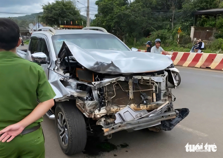 Tạm giữ tài xế xe bán tải tông liên hoàn rồi rời hiện trường Tạm giữ tài xế xe bán tải tông liên hoàn rồi rời hiện trường