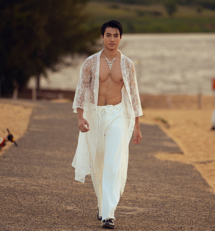 ក្រោយ​ការ​រចនា​អស់​រយៈពេល​ជិត 15 ឆ្នាំ នាយក​ផ្នែក​ម៉ូដ Ta Nguyen Phuc នៅ​តែ​ខ្លាច​រង​ការ​រិះ​គន់​ចំពោះ​សម្លៀក​បំពាក់​ដ៏​អាក្រក់​របស់​ខ្លួន - រូបថត ៩.