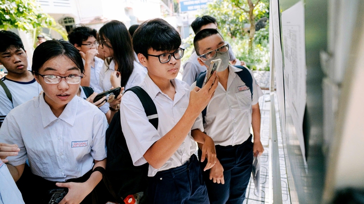Cấm học sinh dùng điện thoại trong trường: Cần làm ngay! Cấm học sinh dùng điện thoại trong trường: Cần làm ngay!
