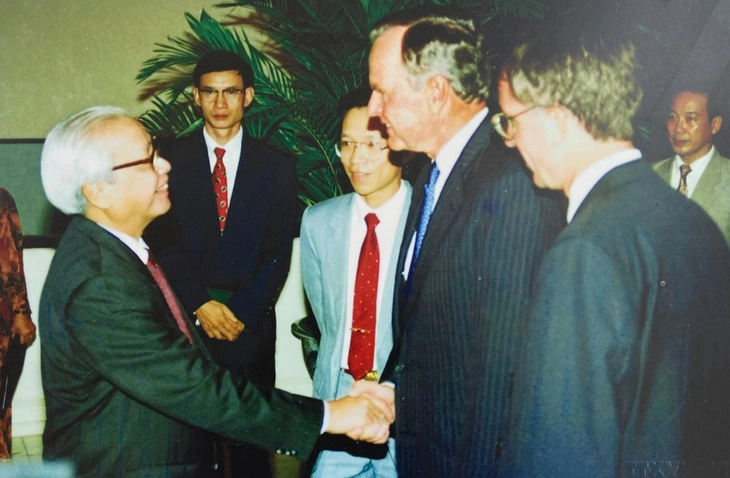 Xem lại thời khắc Tổng thống Bill Clinton tuyên bố bình thường hóa quan hệ với Việt Nam 30 năm trước - Ảnh 6. bình thường hóa quan hệ - Ảnh 7.
