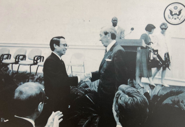 Xem lại thời khắc Tổng thống Bill Clinton tuyên bố bình thường hóa quan hệ với Việt Nam 30 năm trước - Ảnh 7. bình thường hóa quan hệ - Ảnh 8.