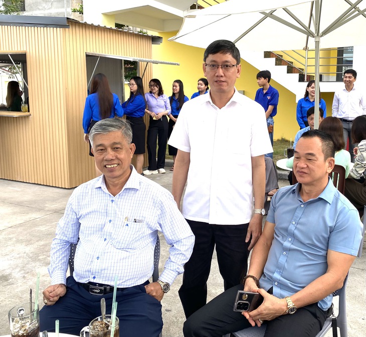 Bí thư phường cà phê sáng với người dân, hứa đến tận nhà giải quyết phản ánh Bí thư phường cà phê sáng với người dân, hứa đến tận nhà giải quyết phản ánh