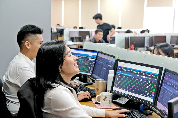 Tổ chức quốc tế đồng loạt sửa dự báo kinh tế Việt Nam, ‘sóng’ tiền dồn dập vào chứng khoán Tổ chức quốc tế đồng loạt sửa dự báo kinh tế Việt Nam, ‘sóng’ tiền dồn dập vào chứng khoán