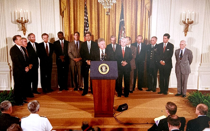 Xem lại thời khắc Tổng thống Bill Clinton tuyên bố bình thường hóa quan hệ với Việt Nam 30 năm trước Xem lại thời khắc Tổng thống Bill Clinton tuyên bố bình thường hóa quan hệ với Việt Nam 30 năm trước