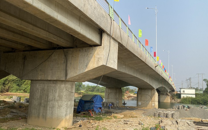 Cây cầu chào mừng Ngày Giải phóng TP Đà Nẵng làm xong gần 1 năm vẫn chờ...4,5km đường dẫn - Ảnh 8.