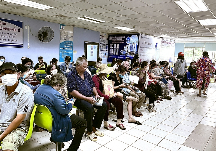 Sở Y tế TP.HCM: Kê đơn thuốc bệnh mạn tính 2-3 tháng 'không phải cấp phát tùy ý' - Ảnh 1.