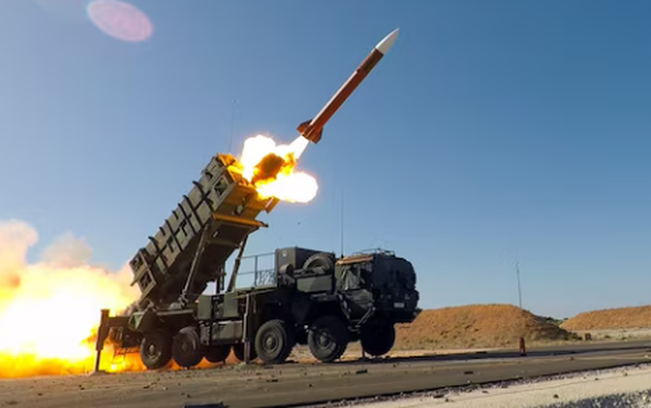 Ông Trump dùng quyền đặc biệt để cấp vũ khí cho Ukraine giữa lúc Nga tăng tấn công - Ảnh 2.