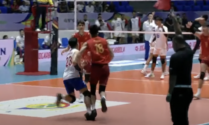 Libero tuyển bóng chuyền Việt Nam chấn thương ‘lãng xẹt’ vì ăn mừng cùng đồng đội Libero tuyển bóng chuyền Việt Nam chấn thương ‘lãng xẹt’ vì ăn mừng cùng đồng đội